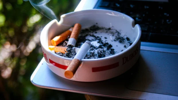 متعة التدخين ثمنها فقدان بصر العيون