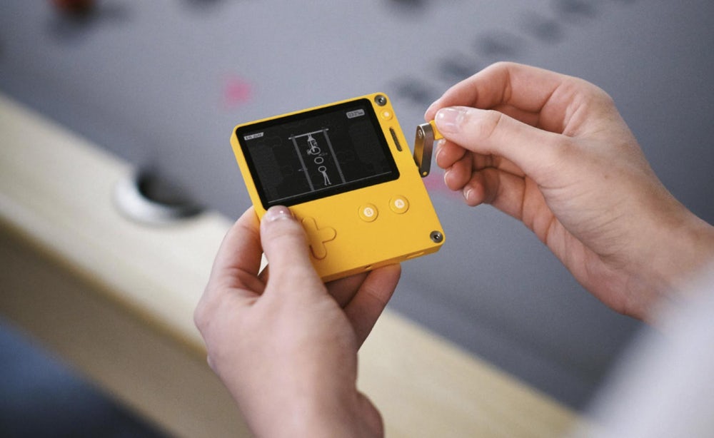 playdate-crank-operated-handheld-game-console-3
