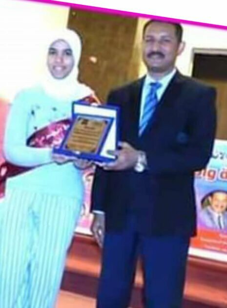 مدير إدارة الهرم الاستاذ أشرف سالومه مع الطالبة المثالية روان محمد رفيق 