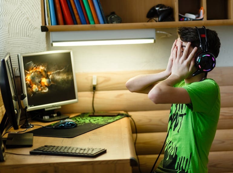 teenager-gaming