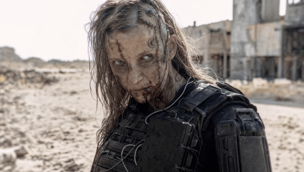 كاميرا سينمائية متطورة تصور وجهاً رقمياً تم إنشاؤه بواسطة الذكاء الاصطناعي.