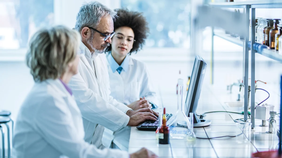 علماء يستخدمون واجهة رقمية متطورة تعتمد على الذكاء الاصطناعي في المختبر