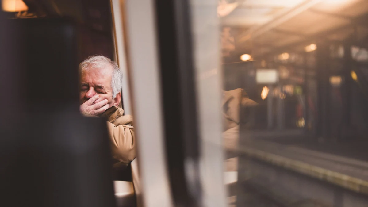 شخص مسن يجلس بوضعية تأملية تعبر عن واقع الشيخوخة والصحة