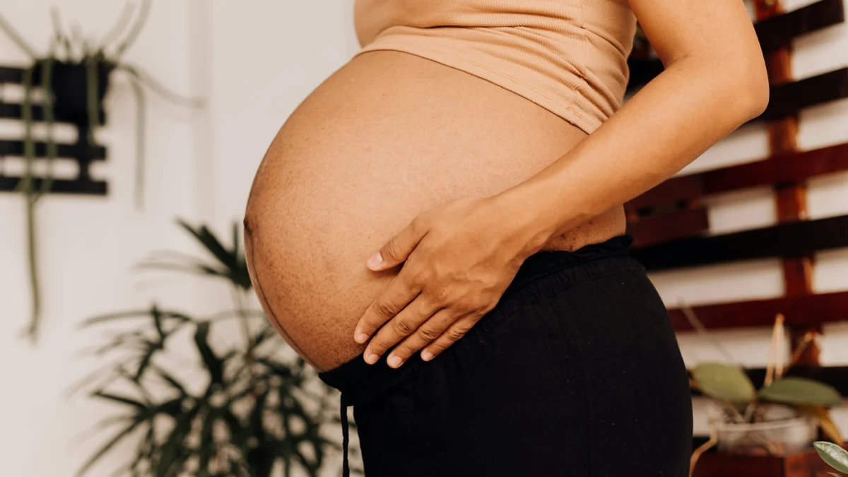 امرأة حامل تقف بجانب ميزان طبي في عيادة للاهتمام بصحتها