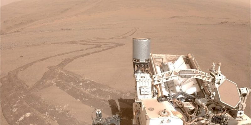 مركبة بيرسيفيرانس تتجول على سطح المريخ