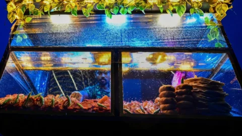 إعصار أرناب يقترب من السواحل الهندية