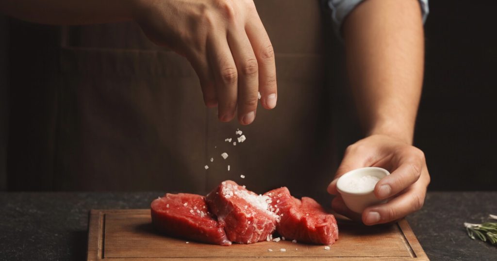 طبق طعام مزين ببلورات ملح مع لمسة فنية ترمز للابتكار الغذائي