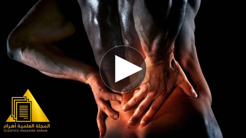 شخص يرتدي جواربه بطريقة صحية للحفاظ على استقامة الظهر