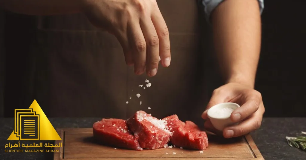 طبق طعام مزين ببلورات ملح مع لمسة فنية ترمز للابتكار الغذائي