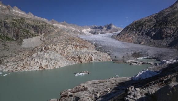 يكشف ذوبان الأنهار الجليدية في سويسرا عن أنواع من البكتيريا تمتلك القدرة على تحلل البلاستيك والمساهمة في علاج بعض الأمراض.